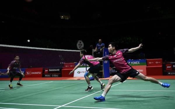 Aksi beregu badminton lelaki Malaysia, Soh Wooi Yik dan Aaron Chia ketika menentang pemain Indonesia, Fajar Alfian dan M Ardianto pada perlawanan separuh akhir badminton 'Perodua Malaysia Masters 2022' di Axiata Arena Bukit Jalil hari ini. Foto Bernama