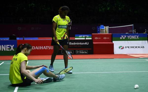 Reaksi kecewa beregu badminton wanita Malaysia Pearly Tan dan Thinaah Muralitharan setelah tewas menentang pemain China, Chen Qing Chen dan Jia Yi Fan pada perlawanan separuh akhir badminton 'Perodua Malaysia Masters 2022' di Axiata Arena Bukit Jalil hari ini. Foto Bernama