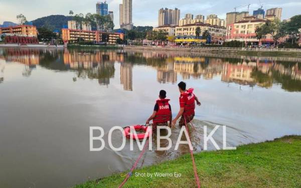 Seorang lelaki dipercayai mengalami gangguan mental berenang 100 meter ke tengah tasik di Taman Sri Rampai. - Foto JBPM KL