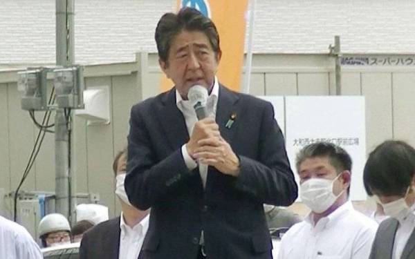 Abe ketika membuat ucapan di Nara pada Jumaat. Dia ditembak sejurus selepas gambar ini diambil. - Foto Kyodo