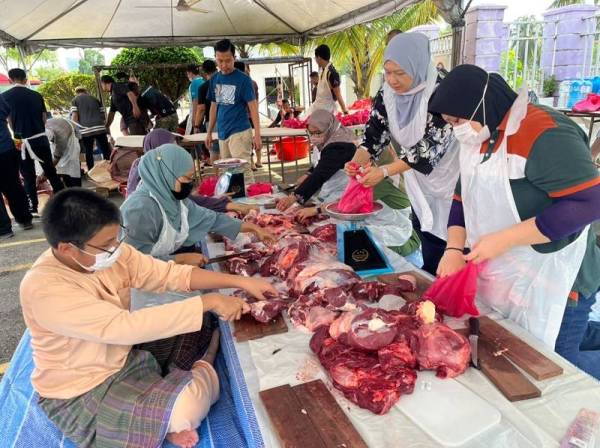 Daging ditimbang sebelum diagihkan.