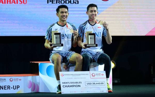 Fajar Alfian dan Muhammad Ardianto muncul juara beregu lelaki Masters Malaysia 2022. - Bernama