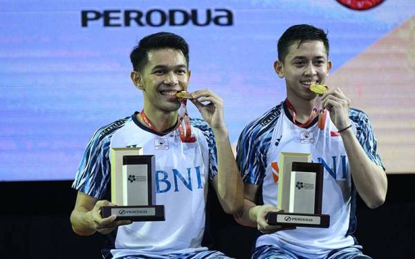 Pemain beregu lelaki Indonesia, Fajar Alfian dan Muhammad Ardianto bergambar bersama pingat ketika menjuarai perlawanan pusingan akhir badminton 'Perodua Malaysia Masters 2022' di Axiata Arena Bukit Jalil. - Foto Bernama