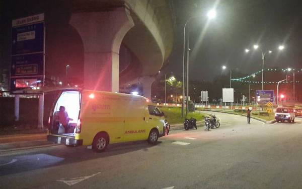 Keadaan di lokasi kemalangan sebuah motosikal di Jalan Gasing, pada Isnin.