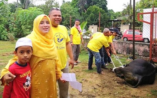 Gambar kenangan Zurawati Zulkifli, 44, (dua dari kiri) bersama Allahyarham suaminya juga Pengasas KKAK, Meor Shamshir Meor Zulkefli Auni, 44, (tiga dari kiri) pada acara korban tahun lalu.
