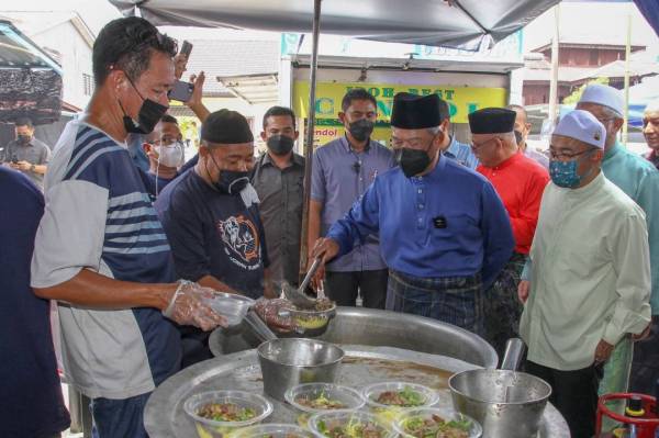 Muhyiddin beramah mesra dengan tetamu yang hadir pada Kenduri Rakyat Aidiladha PN Perak di Manjoi, Ipoh pada Isnin. 