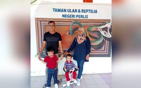 Gambar kenangan Mohd Kamal dan Siti Nafishah bersama dua anak mereka.