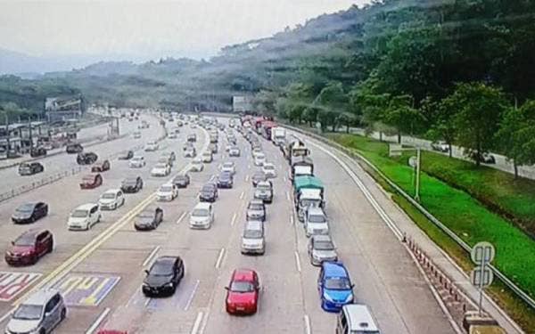 Keadaan trafik di Tol Plaza Gombak menghala Kuala Lumpur.- Twitter Lembaga Lebuhraya Malaysia