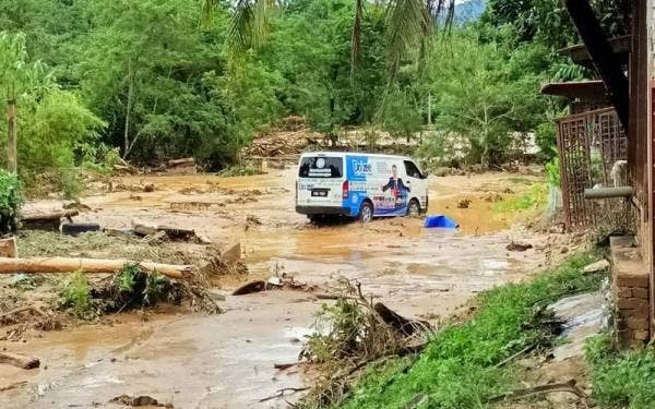 Tragedi banjir dan kepala air di Baling mengorbankan tiga nyawa dan memusnahkan 15 buah rumah pada Isnin lalu.