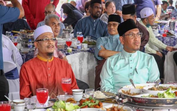 Mohd Kazim (kiri) dilihat hadir pada Kenduri Rakyat Aidiladha yang dianjurkan PN di Manjoi, Ipoh.