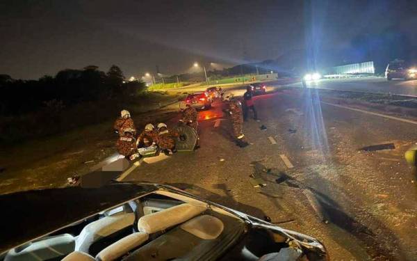 Seorang lelaki dan remaja perempuan maut selepas kereta dinaiki hilang kawalan dan terbabas berhampiran Stadium Sultan Ibrahim di sini pada malam Isnin.