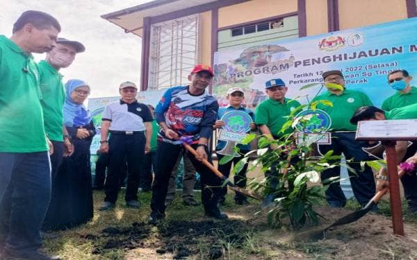 Takiyuddin menyempurnakan penanaman anak pokok beruas sebagai gimik Program Penghijauan Malaysia dalam program Mesra Rakyat Keluarga Malaysia (zon tengah) Kementerian Tenaga dan Sumber Asli di Padang Dewan Serbaguna Sungai Kerabg dekat Trong pada Selasa.