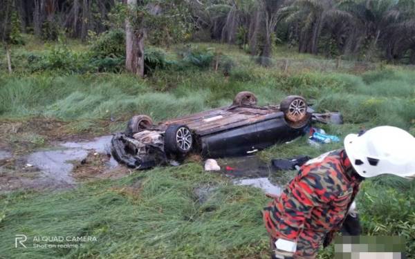 Sebuah kereta Myvi dinaiki lima beranak terbabas sebelum masuk dan terbalik dalam parit hingga mengakibatkan dua maut di Kilometer 141.6 Lebuhraya Utara Selatan, Yong Peng, Batu Pahat pada Selasa.