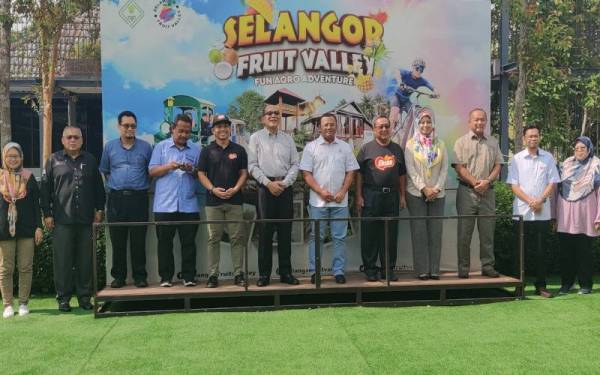Amirudin (enam dari kanan) bergambar bersama tetamu hadir pada Mesyuarat Pengurusan Tertinggi PKPS dan Korban Perdana PKPS di SFV Bestari Jaya di sini pada Selasa.