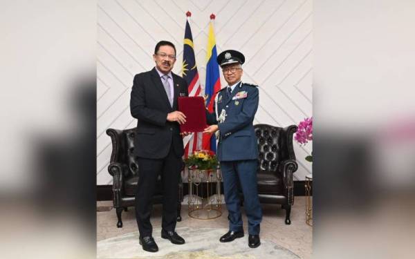 Zazuli (kanan) dilantik sebagai Ketua Pengarah Kastam yang baharu bersama Tan Sri Mohd Zuki Ali (kiri).