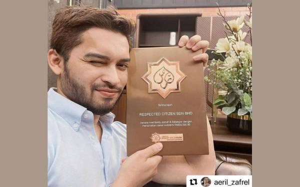 Aeril memegang plak penghargaan LZS.