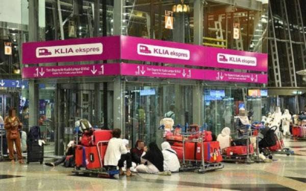 Kira-kira 380 bakal jemaah haji dilaporkan terkandas di KLIA dipercayai menjadi mangsa penipuan sebuah agensi pelancongan swasta.