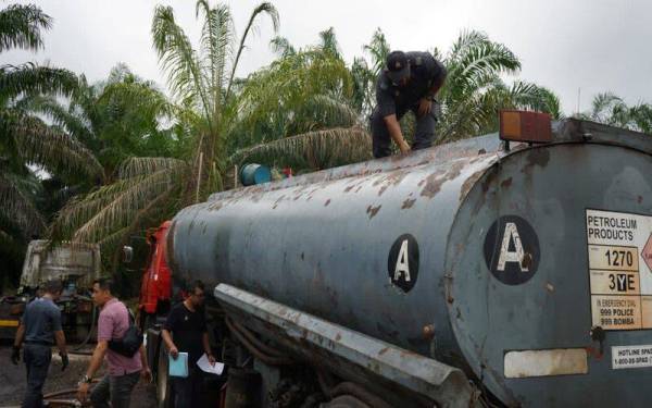 KPDNHEP Negeri Sembilan serbu stor haram simpan diesel bersubsidi di Port Dickson. -Foto KPDNHEP Negeri Sembilan