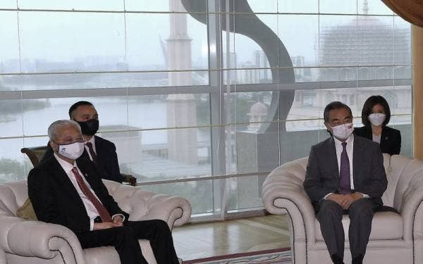 Ismail Sabri (kiri) menerima kunjungan hormat Menteri Luar China Wang Yi di Perdana Putra pada Selasa. - Foto Bernama