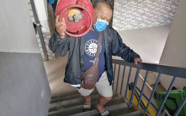 Penduduk terpaksa memikul tong gas setiap kali lif rosak.