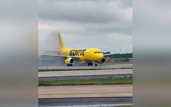 Asap kelihatan pada pesawat Spirit Airlines di Lapangan Terbang Hartfield-Jackson, Atlanta pada Ahad lalu. - Foto Twitter/@trianglegrrl