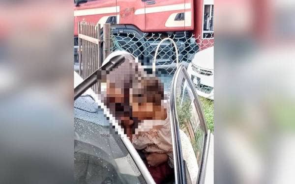 Kanak-kanak perempuan berusia dua tahun berjaya diselamatkan pihak bomba.