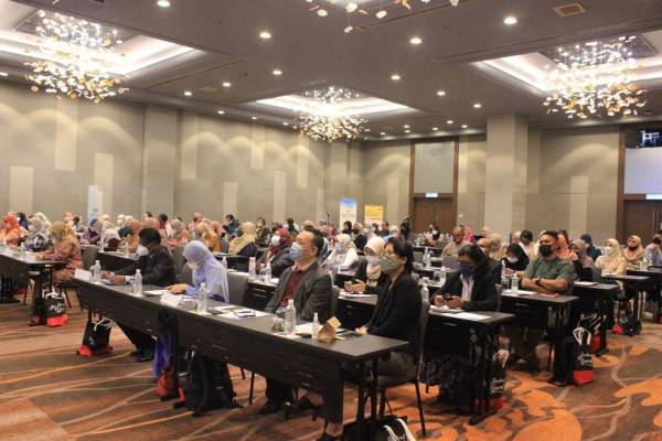Sekitar 130 orang peserta daripada pelbagai pihak berkepentingan seperti agensi kerajaan, badan pensijilan dan pemain industri makanan menghadiri seminar tersebut pada Rabu.