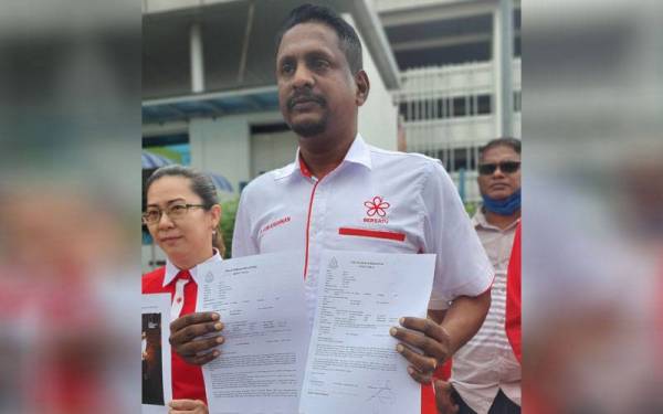 Gobi Krishnan menunjukan salinan laporan polis yang dilakukannya di IPD Sentul, Kuala Lumpur pada Rabu.