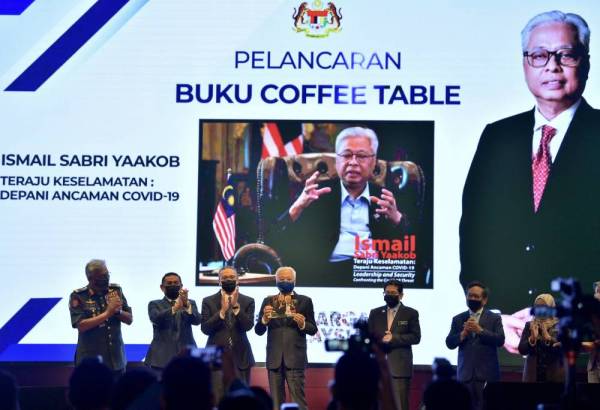 Perdana Menteri turut melancarkan buku Coffee Table selepas merasmikan majlis pelancaran Blueprint Perumahan 3.0 Kementerian Pertahanan di Dewan Perkasa, Wisma Perwira. -Foto Bernama