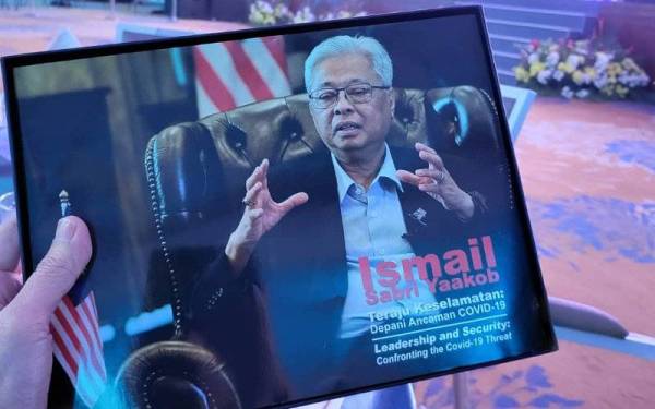 Ismail Sabri turut melancarkan buku mewah bertajuk ‘Ismail Sabri Yaakob: Teraju Keselamatan Depani Ancaman Covid-19’ karya Pengarah Media dan Komunikasi Strategik Pejabat Perdana Menteri Datuk Ruhaidini Abd Kadir.