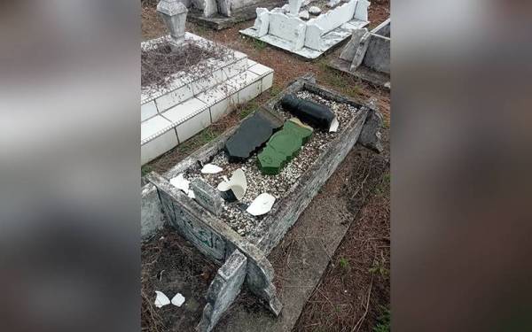 Beberapa batu nisan di tanah perkuburan di Kampung Melayu, Kluang dirosakkan individu tidak bertanggungjawab.