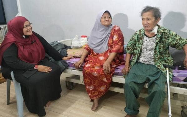 Haryati (kiri) menyantuni Hamidah (dua dari kiri) dan Sawi (tiga dari kiri) ketika berkunjung ke rumah warga emas itu di Kota Laksamana pada Rabu.