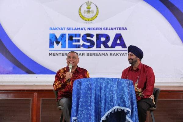 Saarani (kiri) menyampaikan ucapan pada Program Mesra Bersama Masyarakat Kaum Sikh di Laman Seri Ridzuan, di sini, pada malam Rabu.