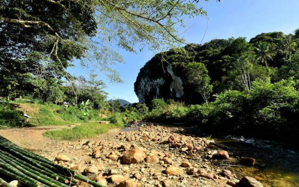 Sungai Kenong, yang menjadi kehidupan masyarakat Orang Asli Temiar di Kampung Bering, Pos Pasik, Gua Musang, dengan berlatarbelakangkan gua batu kapur, tidak ubah seperti sebuah lukisan alam yang indah. - Foto Bernama