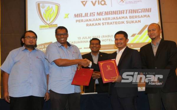 Khairul Shahril (tengah) menyaksikan perjanjian kerjasama antara MSN Perak bersama Viq Apparel Sdn Bhd dan Global Sport Medical Suppliers Sdn Bhd selaku rakan strategik sukan.
