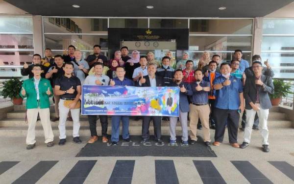 Mohd Zahari (tengah) bersama peserta yang menyertai Program OSH Compliance Support sempena Sambutan Minggu Keselamatan dan Kesihatan Pekerjaan Negara (OSHWEEK) Peringkat Negeri Terengganu Tahun 2022 di Hotel Sri Malaysia pada minggu lalu.