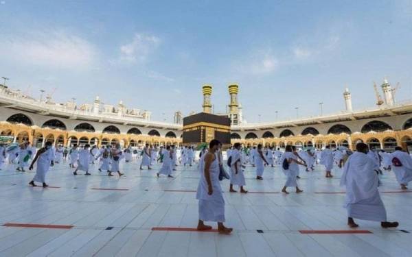 Kementerian Haji dan Umrah Arab Saudi mengumumkan permohonan visa umrah 1444 Hijrah bagi jemaah luar negara dibuka mulai Khamis. - Foto AFP