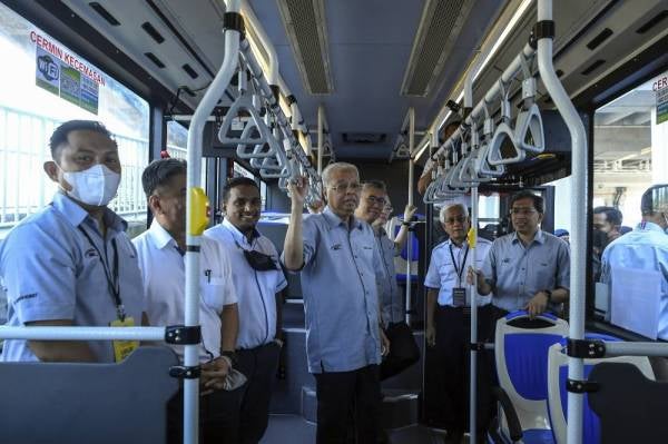 Ismail Sabri (tengah) ketika meninjau fasiliti bas RapidKL di Stesen MRT Kampung Batu sempena pelancaran MRT Laluan Putrajaya Fasa Satu pada Khamis.