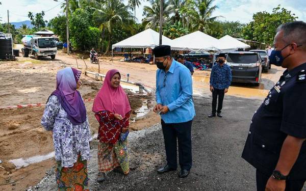 Sumbangan disampaikan Setiausaha Sulit Kanan baginda, Kol (B) Datuk Nazim Mohd Alim. - Foto Facebook Istana Negara