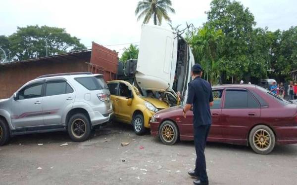 Keadaan kenderaan yang terlibat dalam kemalangan di Jalan Kemunting, Pasir Puteh pada Khamis.