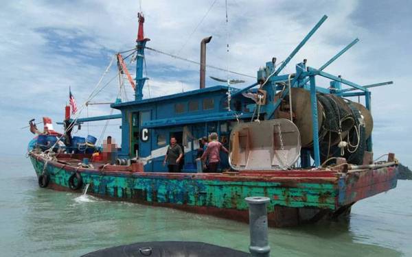 Bot nelayan tempatan yang menjumpai mangsa dalam keadaan terapung sebelum menyelamatkannya.