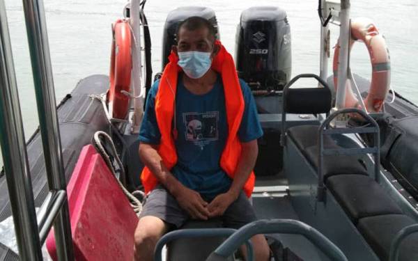 Hanya seorang nelayan warga Indonesia terselamat manakala empat lagi rakannya masih belum ditemui.