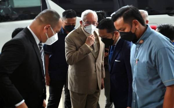 Najib (tengah) hadir di Kompleks Mahkamah Kuala Lumpur pada Khamis bagi dakwaan berhubung laporan audit 1MDB yang dihadapinya. - Foto Bernama