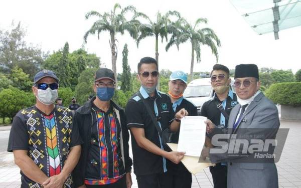 Hishamuddin (dua dari kanan) bersama wakil penduduk hadir menyampaikan memorandum kepada Nordin di pekarangan Wisma Innoprise, Kota Kinabalu.