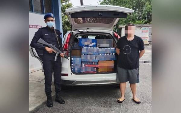 Suspek ditahan bersama minuman keras tidak bercukai di pesisir pantai Tanjung Kupang pada Rabu.