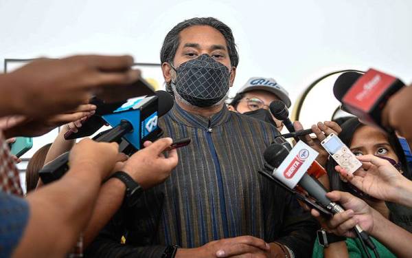 Khairy menjawab soalan media selepas menyampaikan ucapan semasa melancarkan Laporan Kajian Persepsi Dadah Pusat di Common Ground, Menara Worldwide pada Khamis. - Foto Bernama