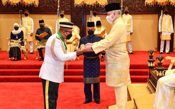 Sultan Nazrin berkenan menyampaikan darjah Paduka Cura Si Manja Kini (P.C.M) kepada Kolonel Dr Shamsul Bahary Muhamad pada Istiadat Penganugerahan Darjah Kebesaran dan Pingat Negeri Perak sempena Ulang Tahun Keputeraan Duli Yang Maha Mulia Paduka Seri Sultan Perak Darul Ridzuan di Balairong Seri Istana Iskandariah pada Khamis. - Foto Bernama