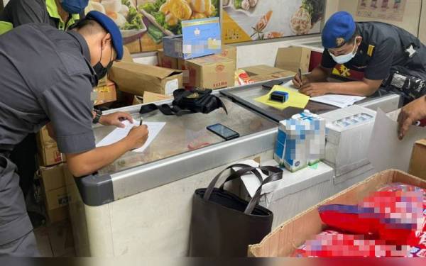 Premis peniaga tersebut diserbu penguat kuasa KPDNHEP Pulau Pinang pada Khamis.