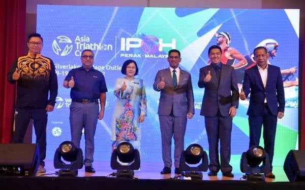 Ahmad Faizal (tiga dari kanan) bergambar kenangan pada Majlis Pelancaran Imej dan Lokasi Triatlon Asia Cup 2022 di Putrajaya pada Khamis. - Foto Bernama
