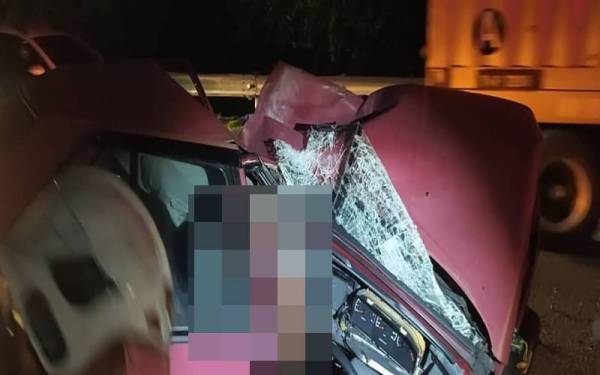 Keadaan kereta mangsa yang remuk mengakibatkan tiga mangsa tersepit dan seorang daripadanya meninggal dunia ketika menerima rawatan.